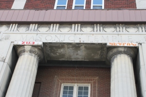 The front of the Findlater, notice above each pillar the words Hai and Getron. 