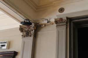 Great crown molding, still intact. 